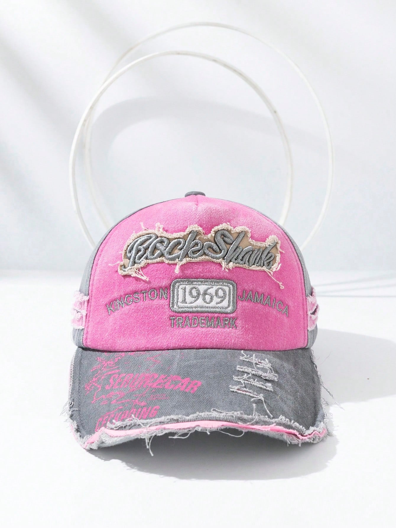 Casquette vintage brodee et efilochee 1969 rose bonbon