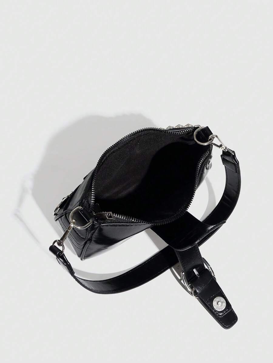 Sac à bandoulière avec chaine et motif en argenté noir vu de haut interieur sac fermeture eclair