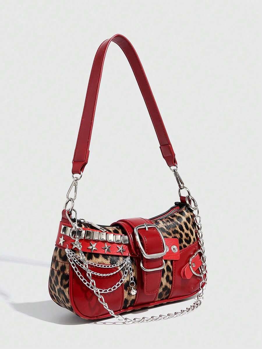Sac à bandoulière avec chaine et motif en argenté rouge, leopard avec cerise et accessoire vu de cote detail sac