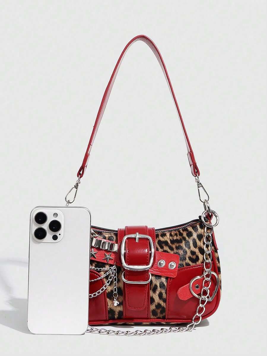 Sac à bandoulière avec chaine et motif en argenté rouge, leopard avec cerise et accessoire vu de cote detail sac grandeur telephone