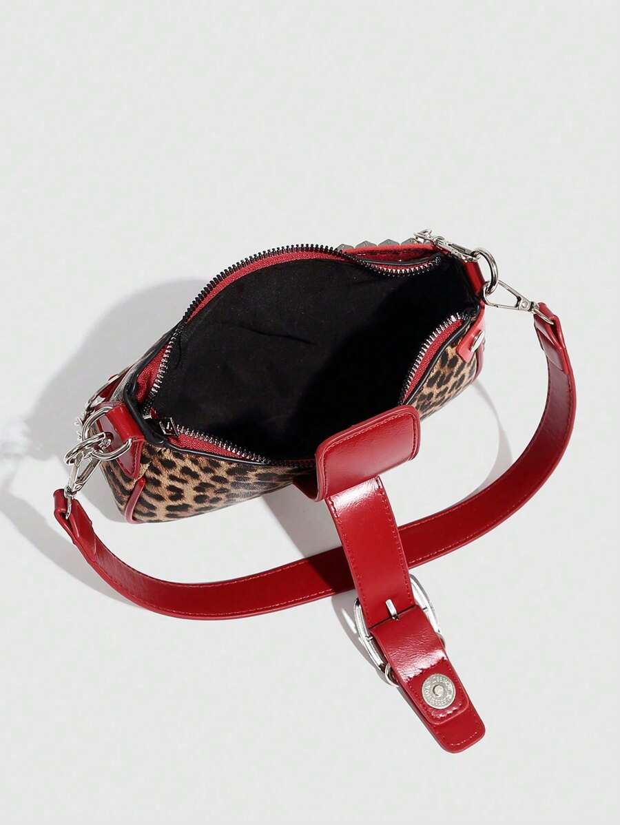 Sac à bandoulière avec chaine et motif en argenté rouge, leopard avec cerise et accessoire vu de cote detail sac vu de dessus contenance interieur noir
