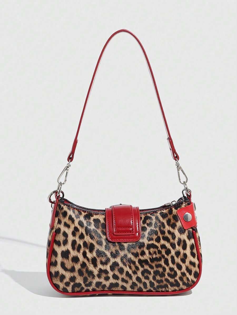 Sac à bandoulière avec chaine et motif en argenté rouge, leopard avec cerise et accessoire vu de derriere
