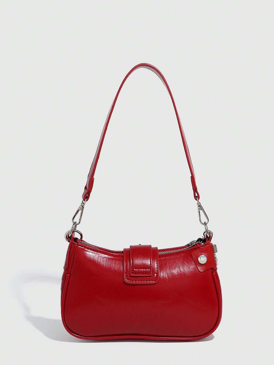 Sac à bandoulière avec chaine et motif en argenté rouge uni avec cerise vu derriere