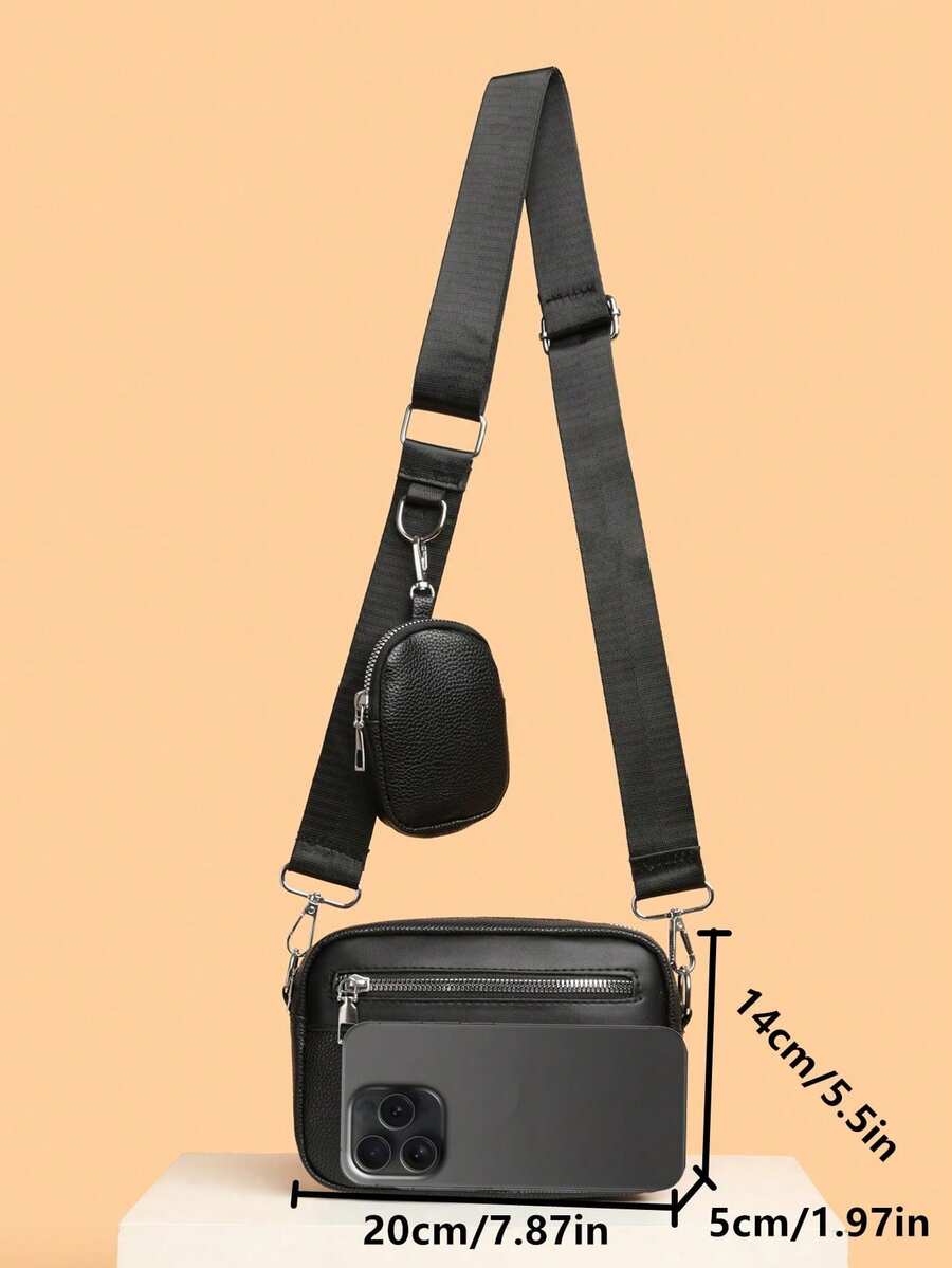 dimension sacoche homme noir uni portee par un mannequin avec mini sacoche 