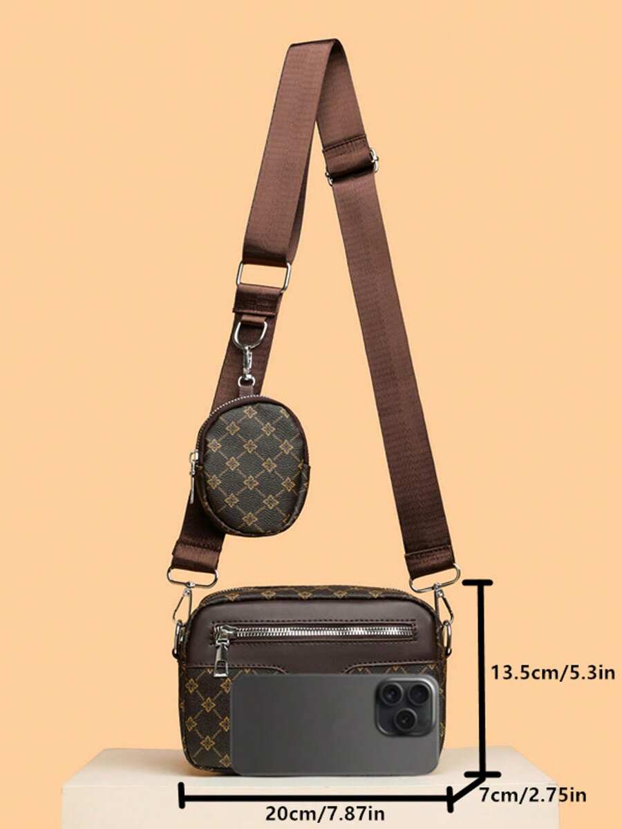 dimension sacoche marron avec monogramme etoile et mini sacoche accroche a la sangle marron 