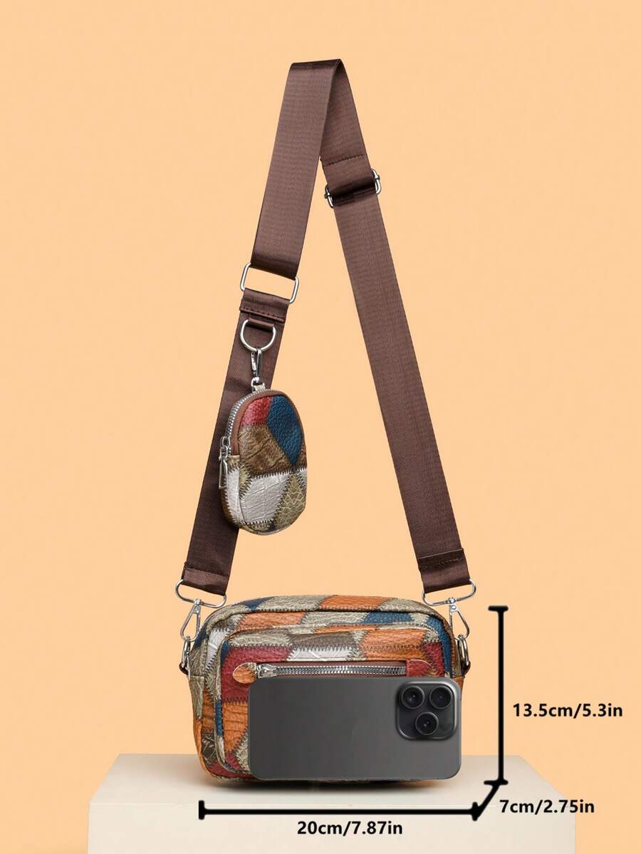 dimension sacoche motif peau serpent orange et rouge, sangle marron et mini sacoche vu de devant