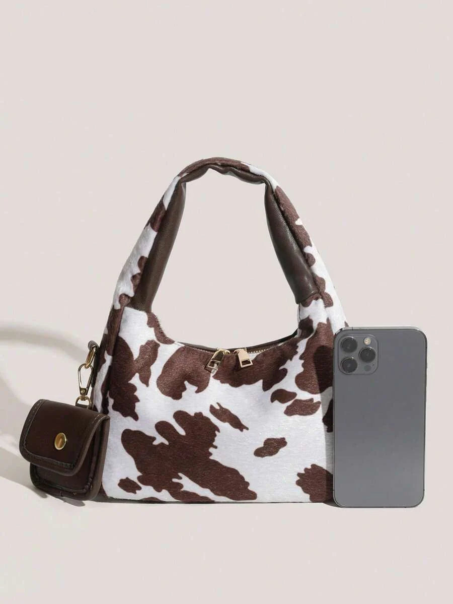 petit sac a main avec petite sacoche style tache animal marron fonce  de profil avec telephone representation taille