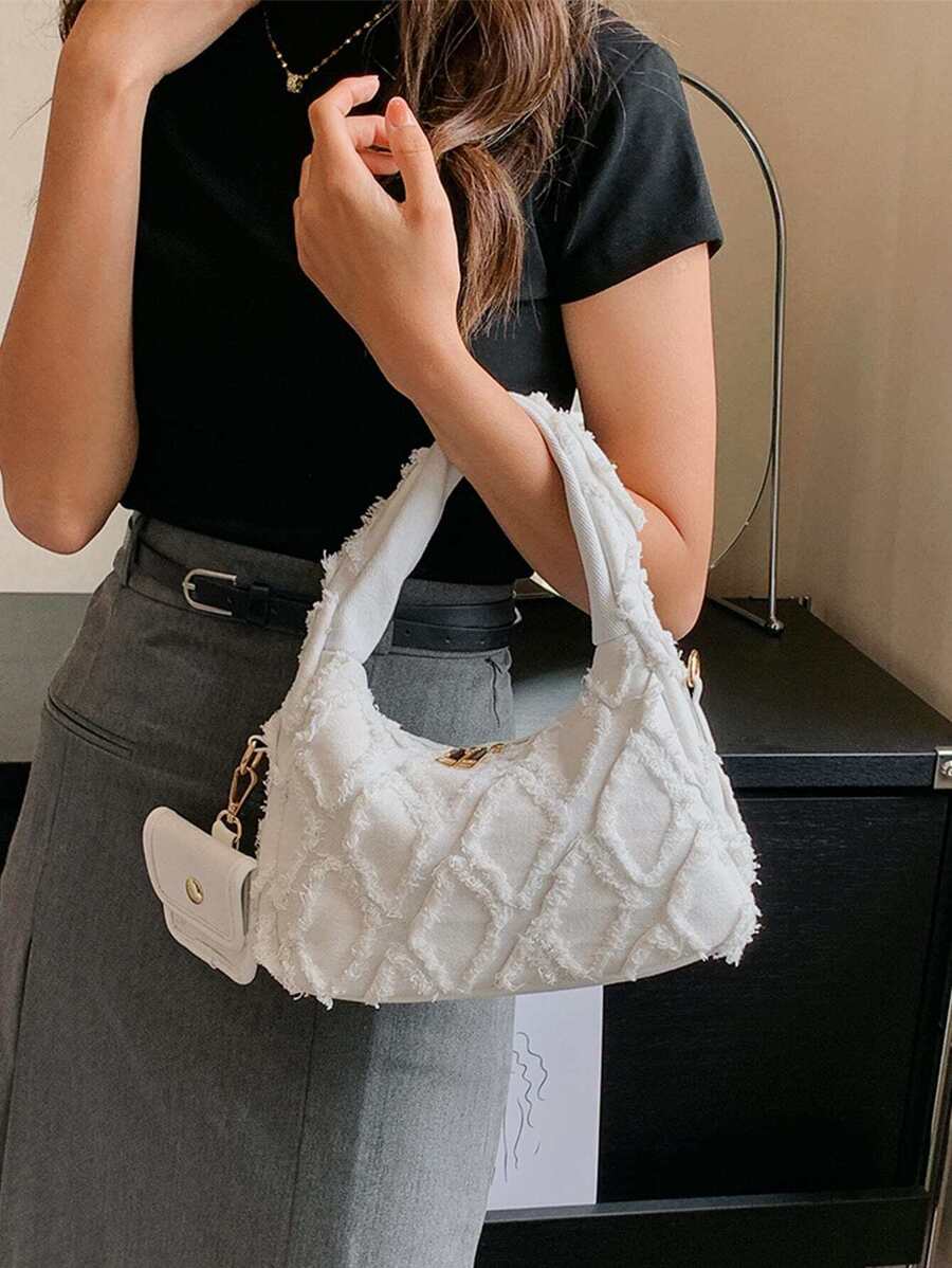 sac a main blanc effilochee et style brodee chou portant femme bras droite