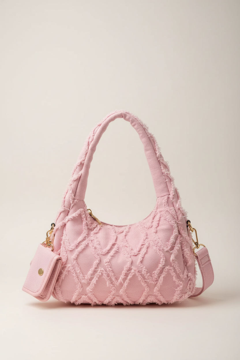 sac a main rose style brodee et efilochee chou avec petite sacoche accrochee pose sur ceintre presentation