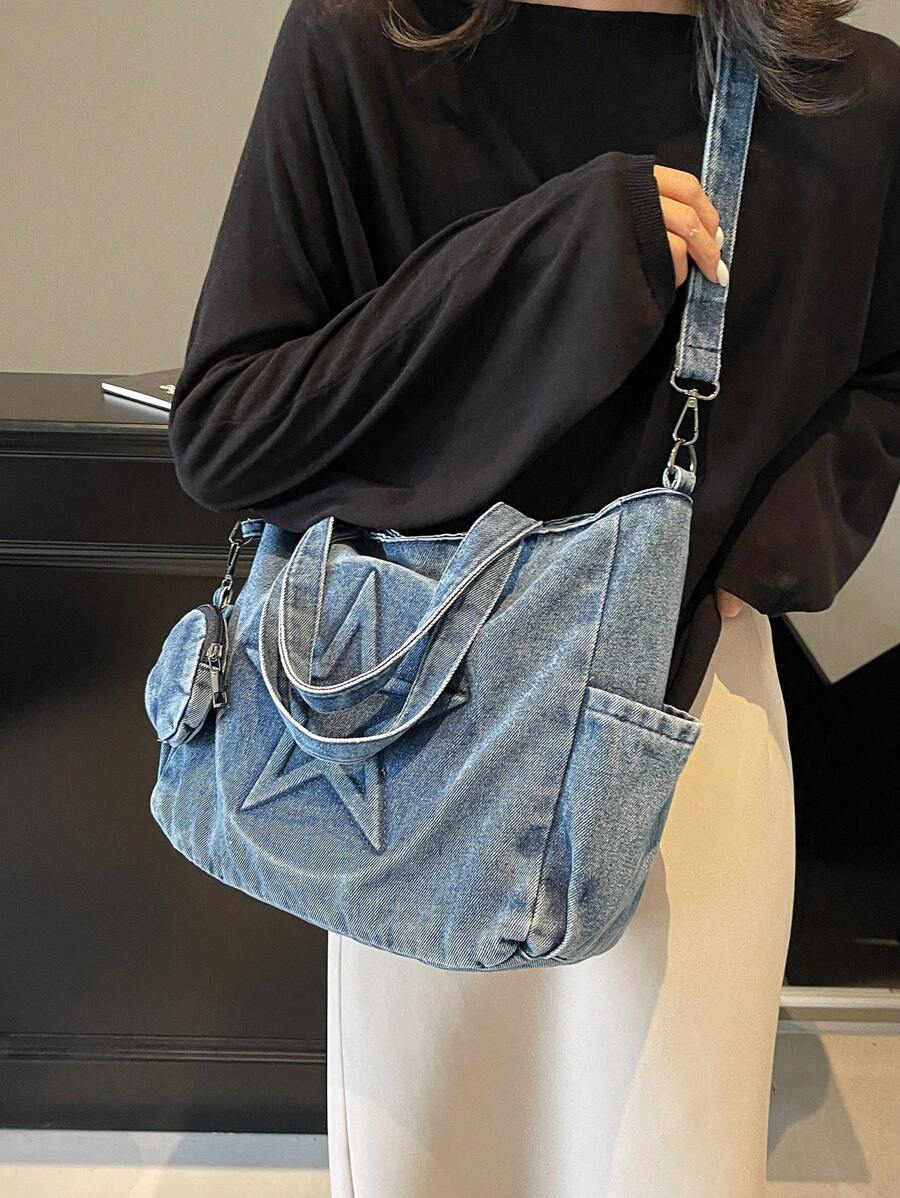 sac cabas bleu en denim pour femme a double sangle portee a l'epaule vu depuis devant