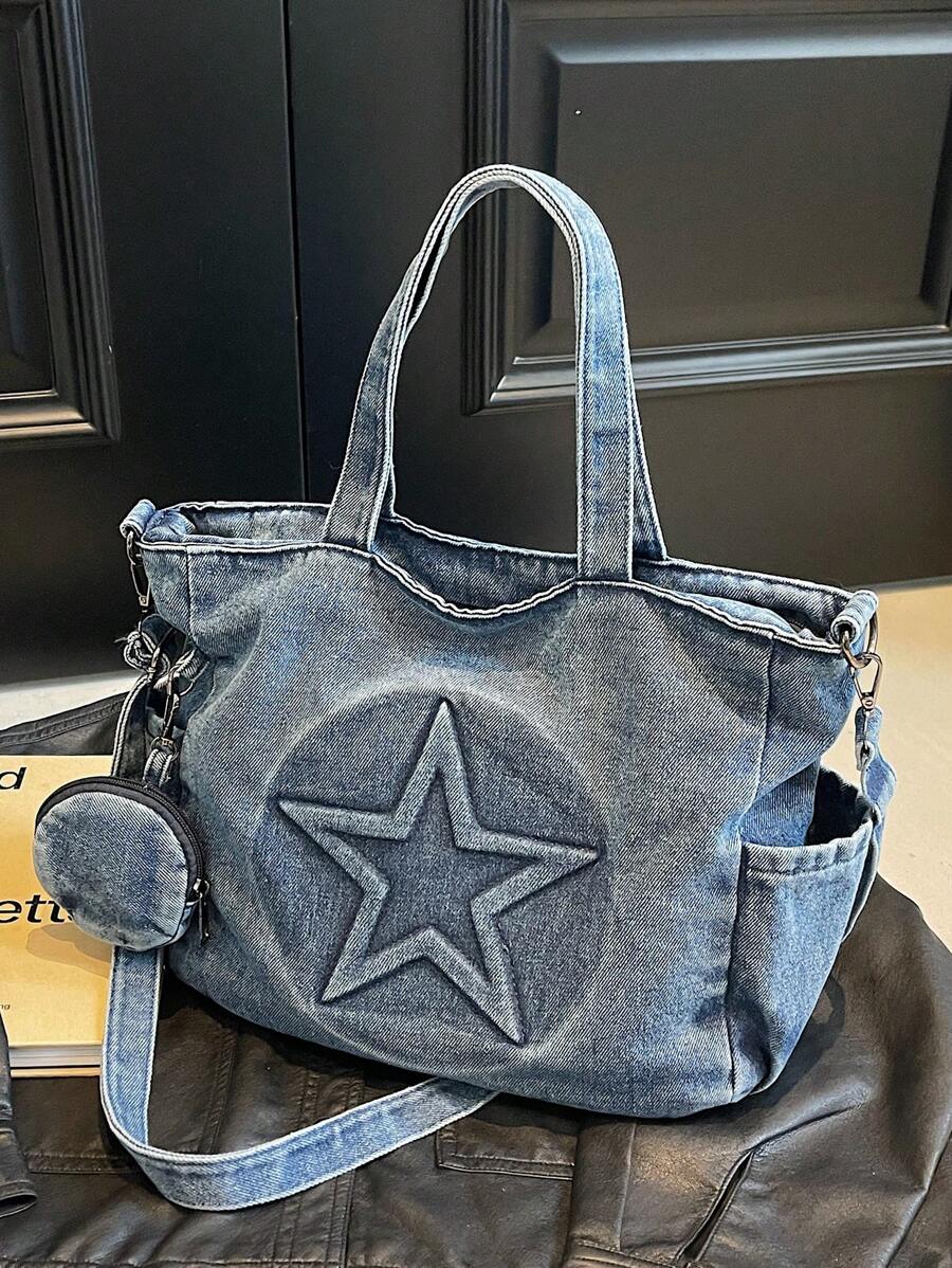 sac cabas bleu en denim pour femme a double sangle posee sur le sol grandeur sac