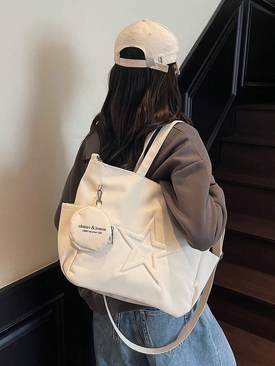 sac cabas en cuir beige pour femme   sur escalier portee par femme epaule vu de derriere style streetwear