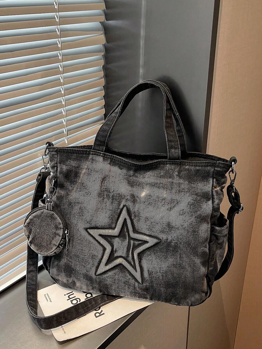 sac cabas en jeans noir pour femme portee  depuis le bats detail etoile sur le sac pose sur fenetre