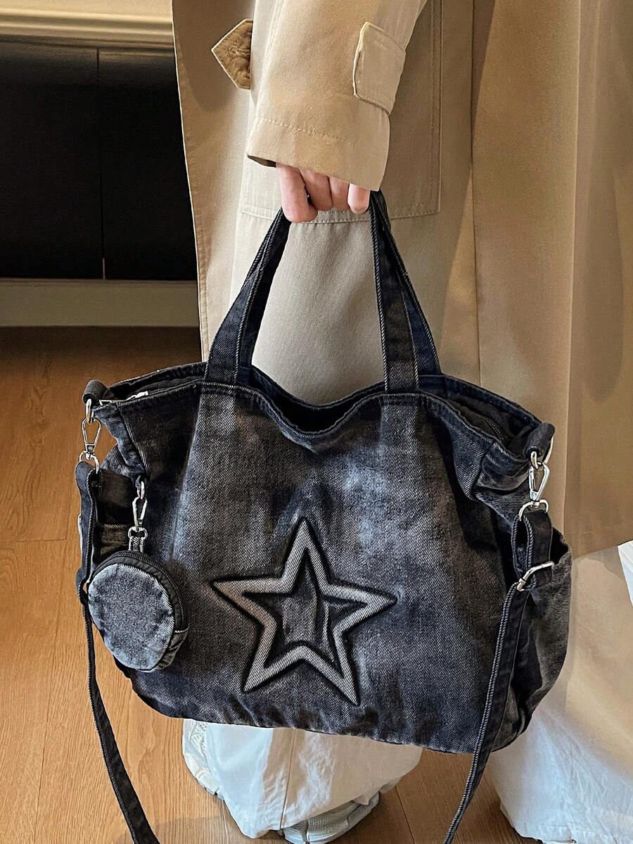 sac cabas en jeans noir pour femme portee tenu par la main vu depuis le bats detail etoile sur le sac