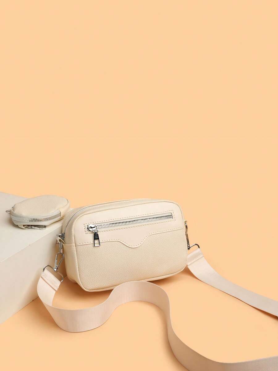 sacoche blanche uni avec mini sacoche accroche a la sangle blanche pose contre element