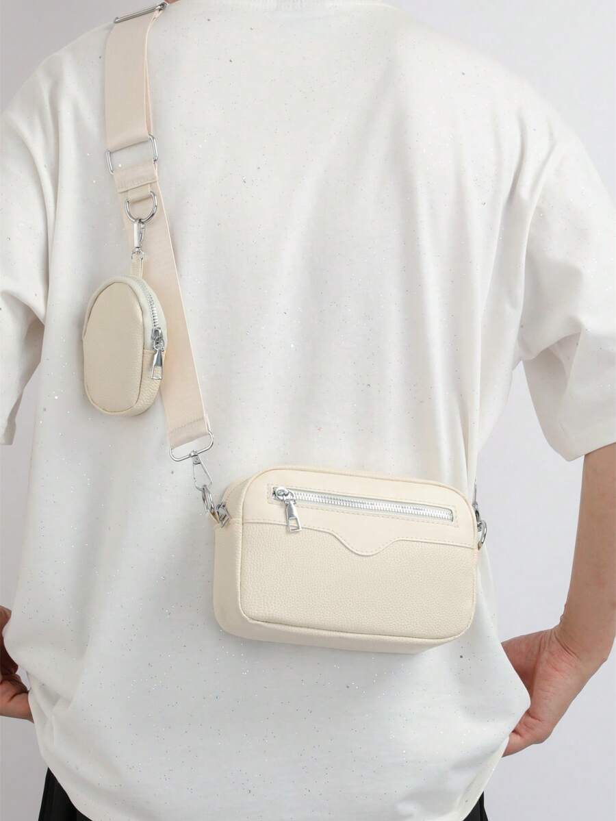 sacoche blanche uni avec mini sacoche accroche a la sangle blanche sur mannequin jeune homme