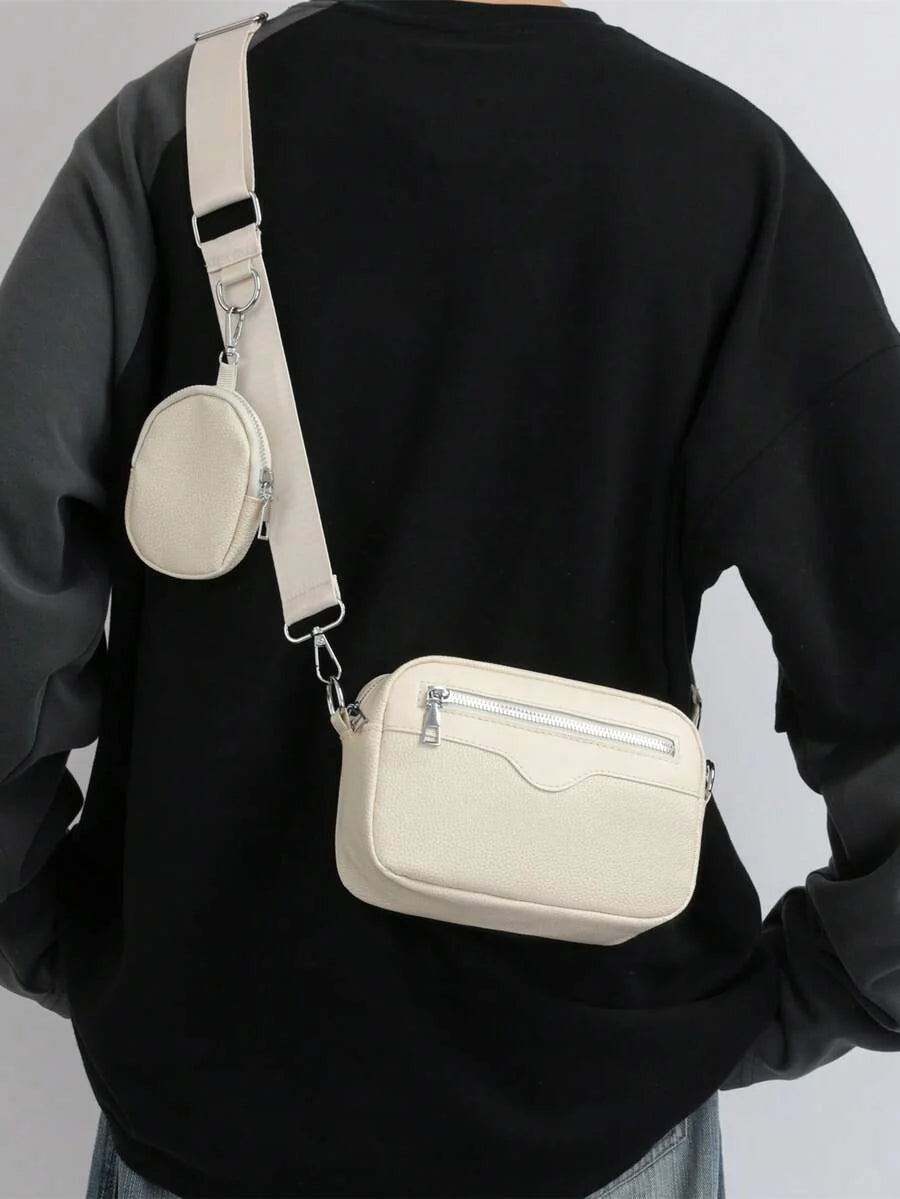 sacoche blanche uni avec mini sacoche accroche a la sangle blanche sur mannequin jeune homme pull noir