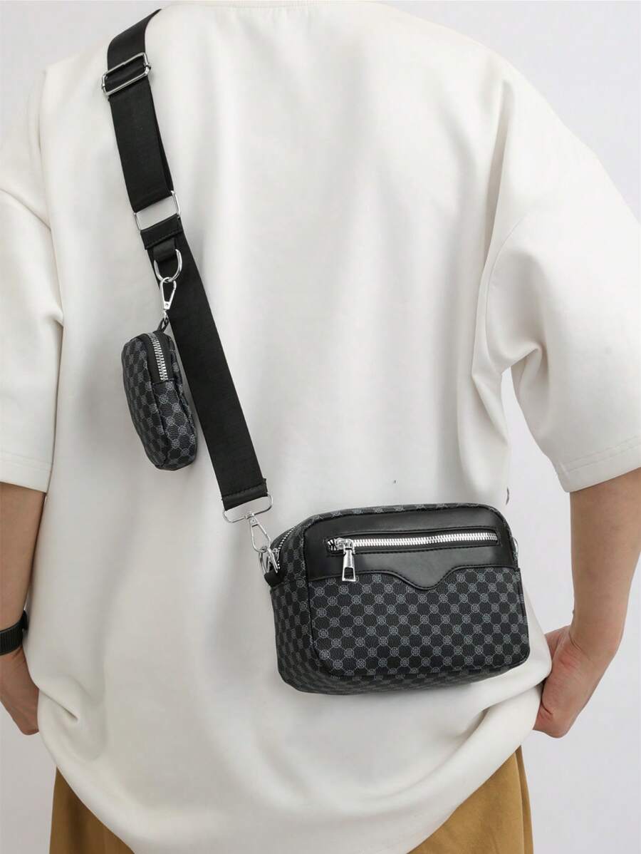 sacoche bleu avec motif rond monogramme etoilee rond avec mini sacoche accroche portee par un mannequin