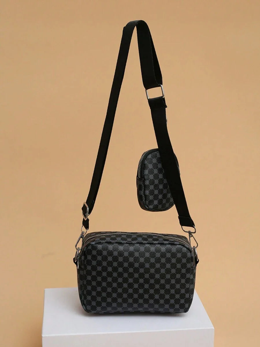 sacoche bleu avec motif rond monogramme etoilee rond avec mini sacoche vu derriere monogramme