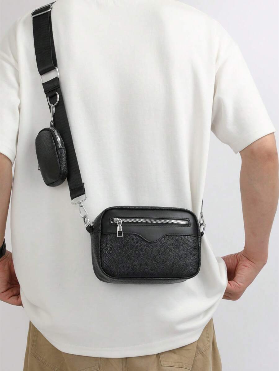 sacoche homme noir uni portee par un mannequin avec mini sacoche sur sangle 