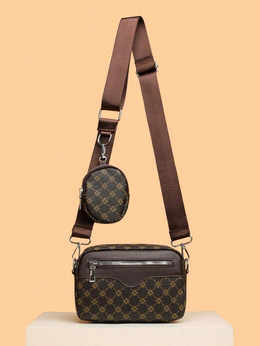 sacoche marron avec monogramme etoile et mini sacoche accroche a la sangle marron