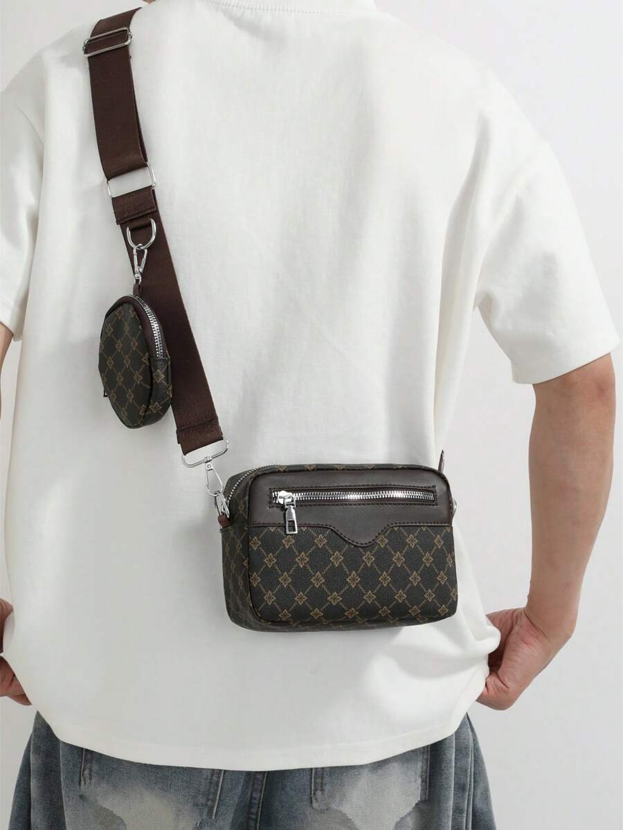 sacoche marron avec monogramme etoile et mini sacoche accroche a la sangle marron portee par un jeune homme