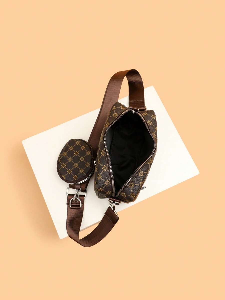 sacoche marron avec monogramme etoile et mini sacoche accroche a la sangle marron posee vu de dessus detail sacoche et motif contenance fermeture eclair