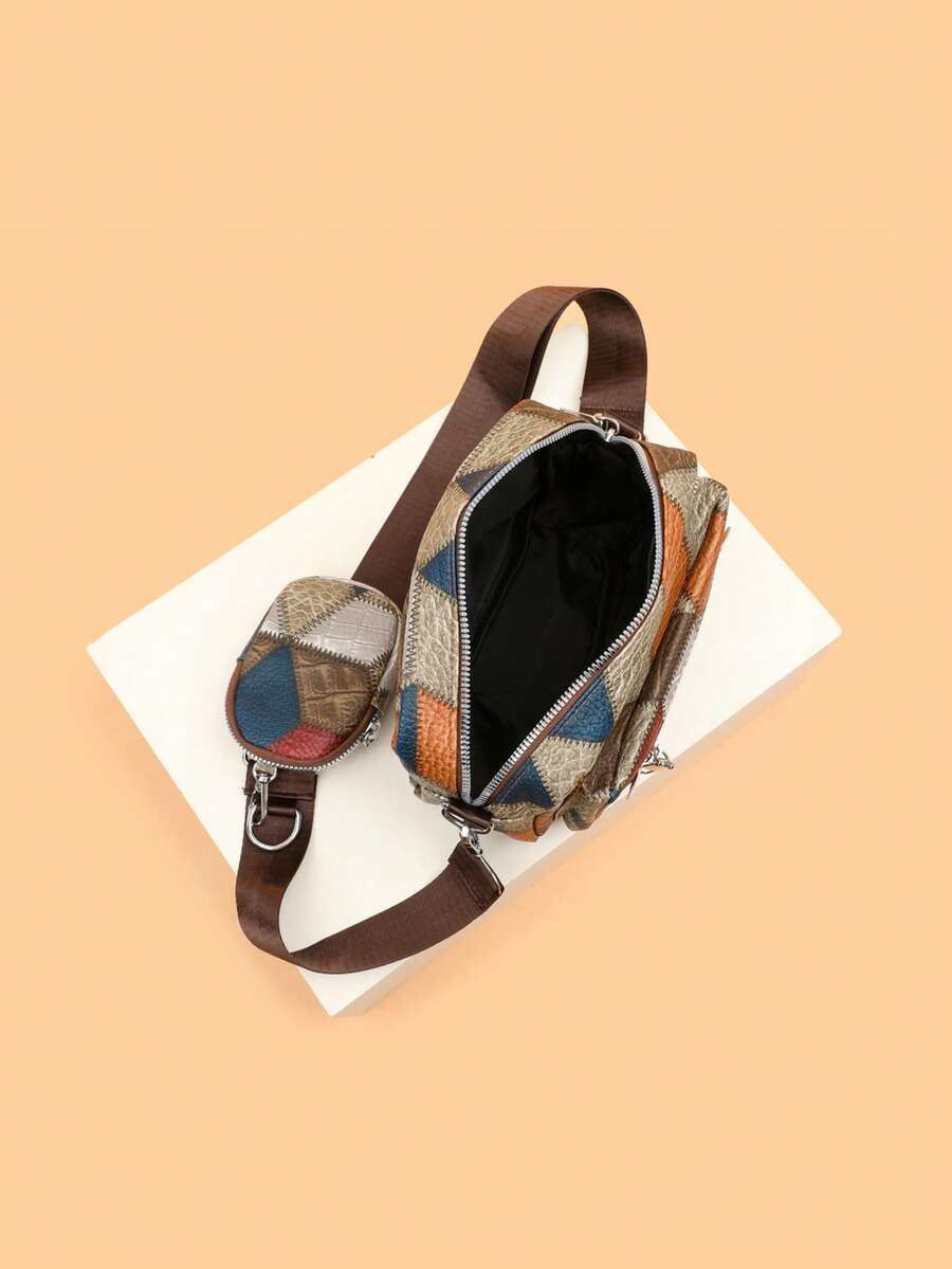 sacoche motif peau serpent orange et rouge, sangle marron et mini sacoche ouverte fermeture eclair contenance