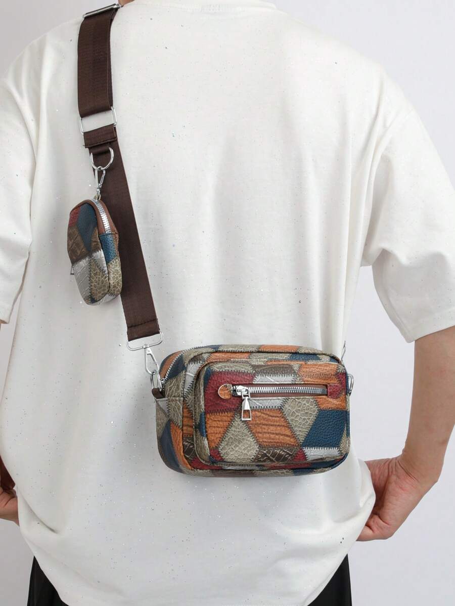 sacoche motif peau serpent orange et rouge, sangle marron et mini sacoche portee par un jeune homme vu de derriere