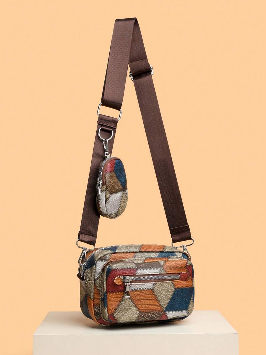 sacoche motif peau serpent orange et rouge, sangle marron et mini sacoche vu de devant