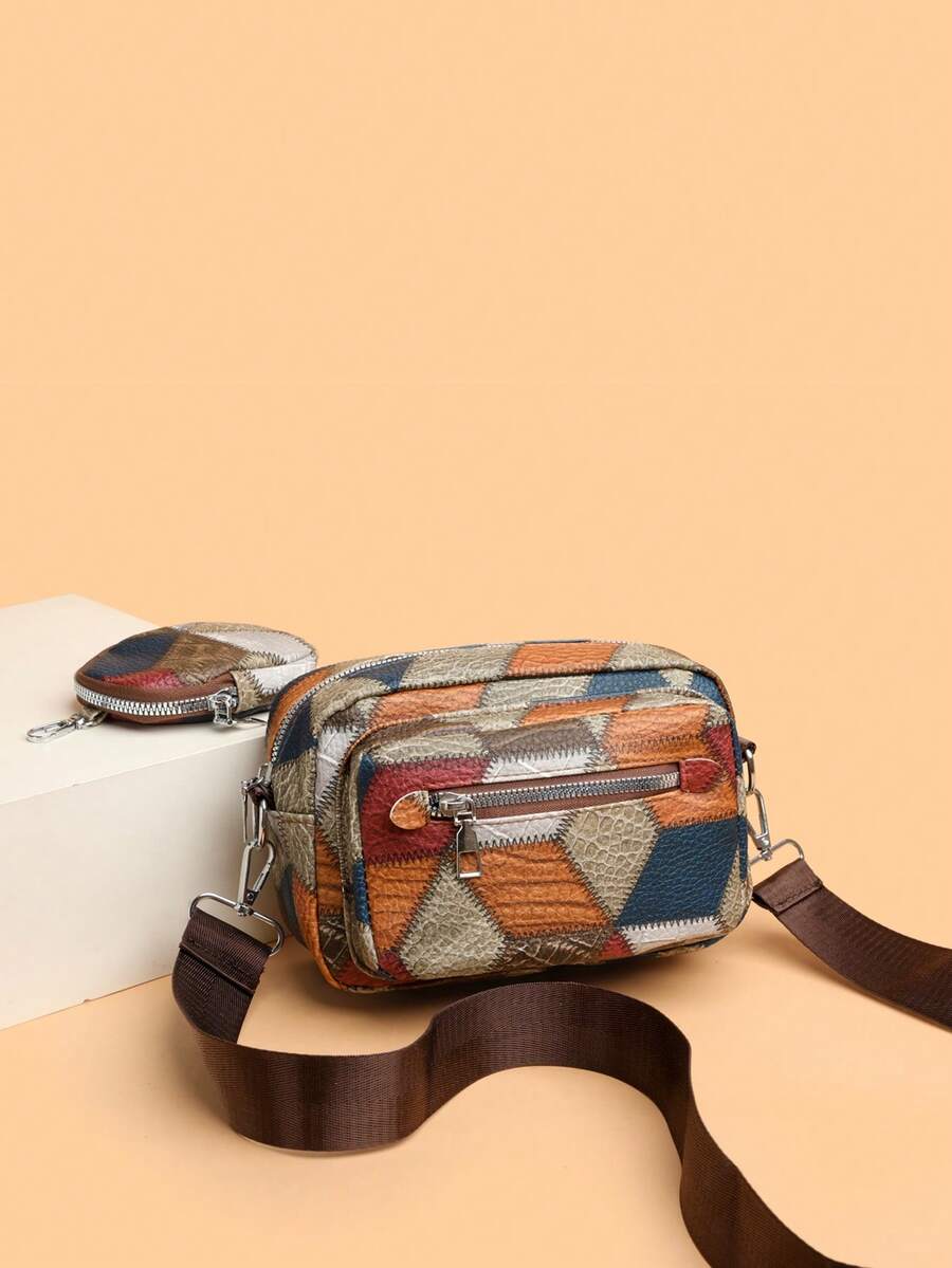 sacoche motif peau serpent orange et rouge, sangle marron et mini sacoche vu de devant pose sur le sol