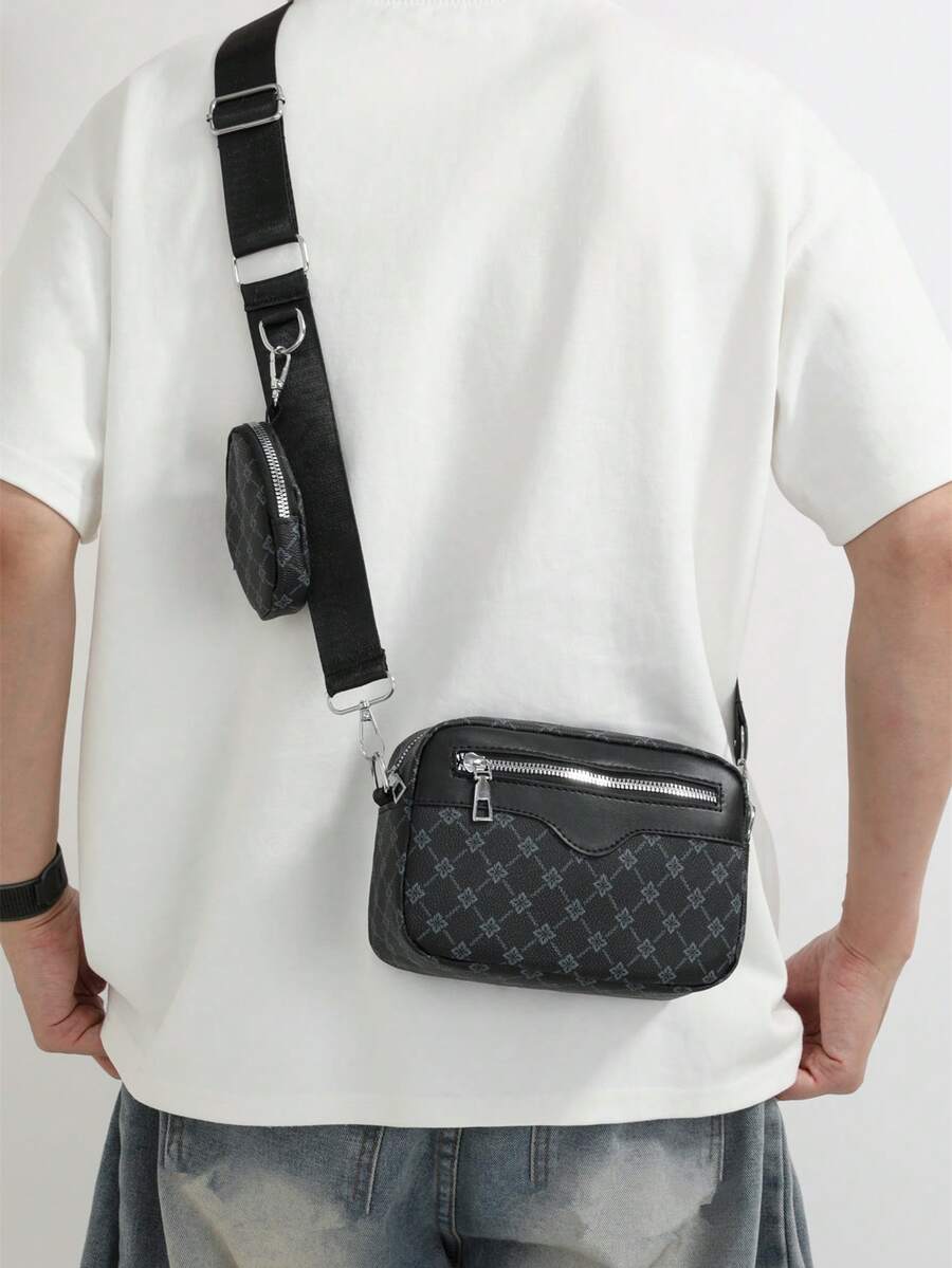 sacoche noir motif etoilee monogramme avec sangle noir et mini sacoche portee par un jeune homme