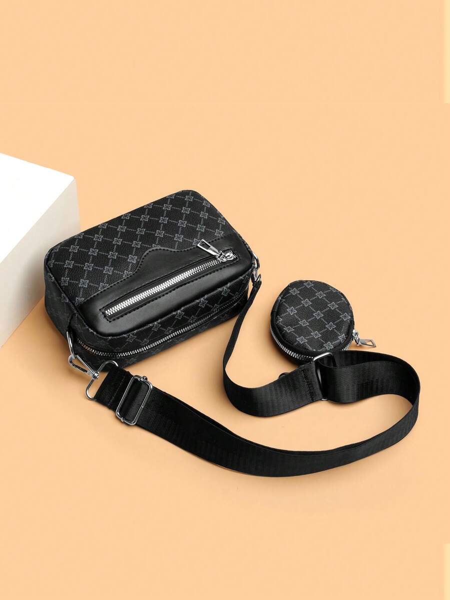 sacoche noir motif etoilee monogramme avec sangle noir et mini sacoche posee sur le sol vu de dessus